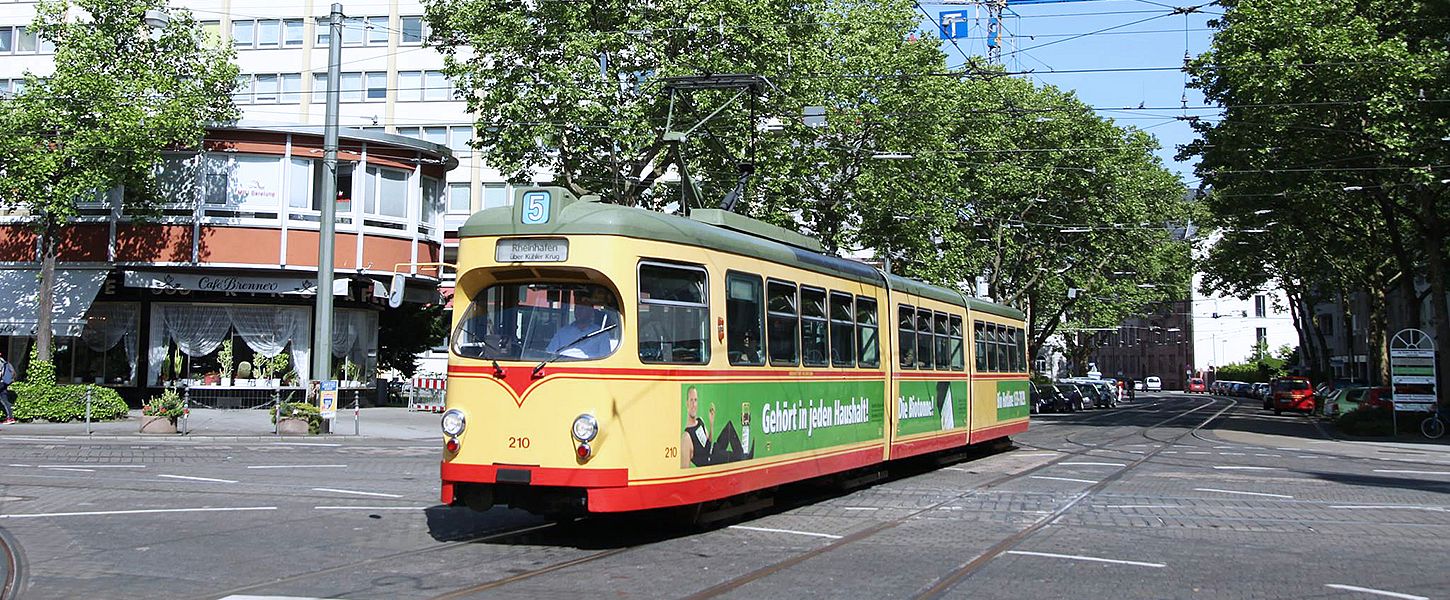 Eine alte Tram fährt durch Karlsruhe.