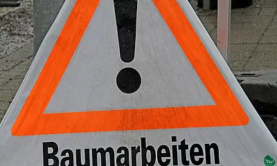 Ein Symbolbild eines Warnschild, das auf Baumfällarbeiten hinweist