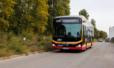 Bus fährt auf der Straße.