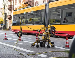 Das Symbolfoto zeigt Instandhaltungsarbeiten der Verkehrsbetriebe Karlsruhe imStadtgebiet. Im Hintergrund fährt eine VBK-Trambahn vorbei.
