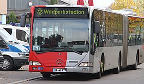 Ein rot-silberner Bus der Verkehrsbetriebe Karlsruhe auf der Fahrt zum Wildparkstadion