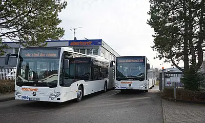 Das Foto zeigt die beiden neuen Gelenkbusse der Richard Eberhardt GmbH für das Linienbündel Ettlingen II