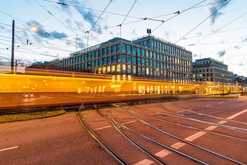 Nachaufnahme vom KVV-Kundenzentrum in der Durlacher Allee mit einer vorbeifahrenden Bahn