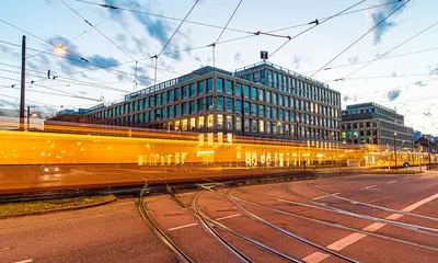 Nachaufnahme vom KVV-Kundenzentrum in der Durlacher Allee mit einer vorbeifahrenden Bahn