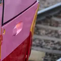 Eine KVV-Bahn mit den KVV.nextbike-Illustrationen beklebt, fährt durch die Stadt.