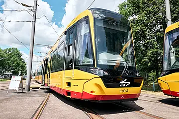 Der neue TramTrain ist mit dem Logo der Verkehrsbetriebe Karlsruhe (VBK) frontal zu sehen. 