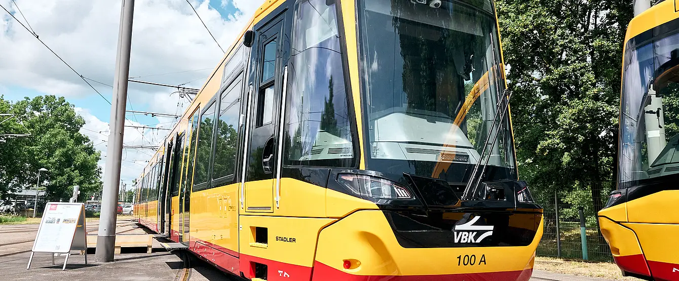Der neue TramTrain ist mit dem Logo der Verkehrsbetriebe Karlsruhe (VBK) frontal zu sehen. 