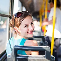 Jüngere Frau sitzt im Bus