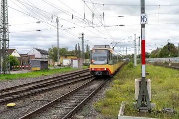 AVG-Stadtbahn fährt auf Gleisen.