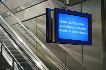 Anzeigetafel in einem Bahnhof, die auf einen Streik der Gewerkschaft GDL und die damit verbundenen Zugausfälle hinweist. 