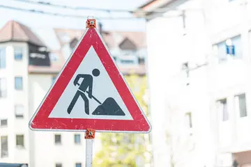 Dreieckiges Verkehrsschild, dass mit einem Stilisierten Baustellen-Arbeiter auf einen Baumaßnahme hinweist