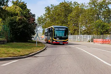 E-Bus der VBK fährt auf der Straße.
