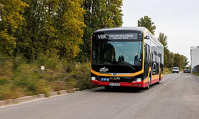 VBK-E-Bus fährt auf der Straße.