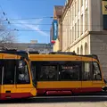 zwei Bahnen an einem schönen Tag in der Karlsruher Innenstadt