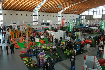Das Foto zeigt die Stände von Ausstellern bei der Fachmesse "Winzer Service"