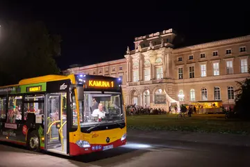 Ein Shuttle-Bus der Verkehrsbetriebe Karlsruhe hält während der Karlsruher Museumsnacht KAMUNA vor dem erleuchtetetn Naturkundemuseum