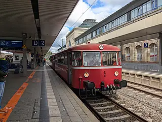 Ein historischer Schienenbus hält an einem Bahnsteig.