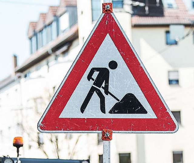 Baustellenschild vor einem Gebäude