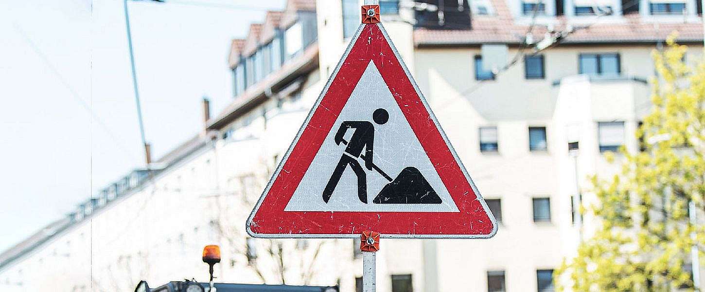 Baustellenschild vor einem Gebäude
