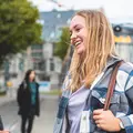 Zwei Teenager-Mädchen unterhalten sich an einer Bahnhaltestelle.