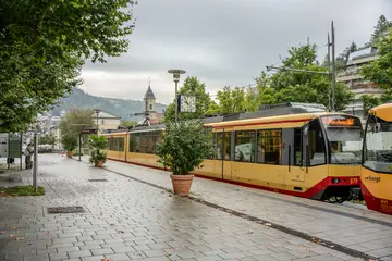 AVG-Stadtbahn der Linie S6 steht am Bad Wildbad Bahnhof.