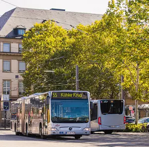 Zwei Busse stehen am Busbahnhof