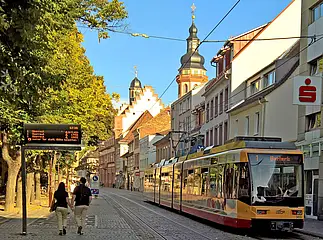 Das Foto zeigt eine VBK-Tram der Linie 1 bei ihrer Fahrt durch die Pfinztalstraße in Durlach. 