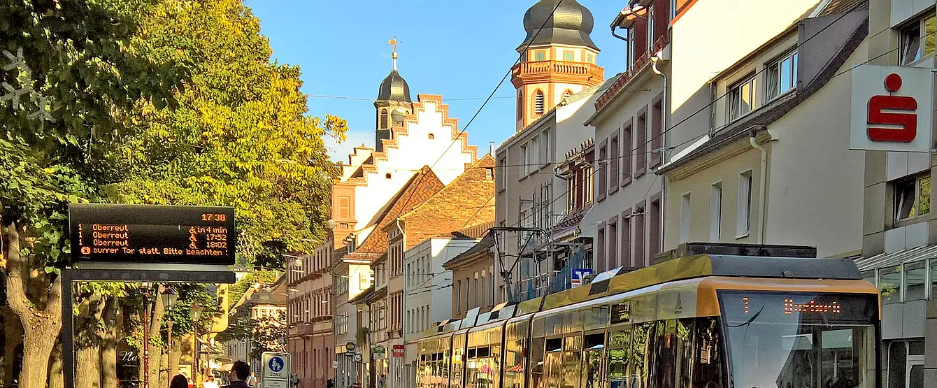 Das Foto zeigt eine VBK-Tram der Linie 1 bei ihrer Fahrt durch die Pfinztalstraße in Durlach. 