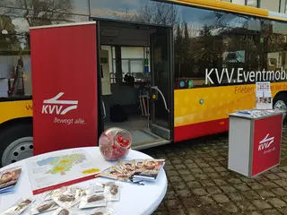 Bildausschnitt vom KVV.Eventmobil mit Info-Ständen, auf denen Flyer und Informationsmaterial ausliegt