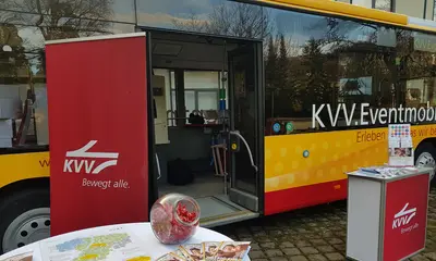 Bildausschnitt vom KVV.Eventmobil mit Info-Ständen, auf denen Flyer und Informationsmaterial ausliegt