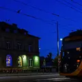 Eine KVV-Bahn fährt nachts durch die Karslruher Stadt.