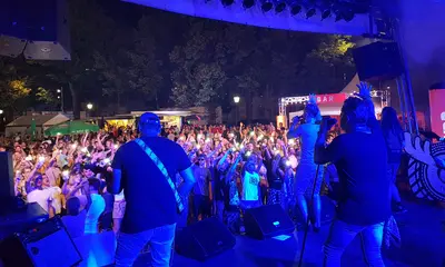 Eine Band spielt auf einer Bühne beim Altstadtfest.