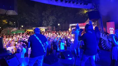 Ein Band spielt auf der Bühne des Durlacher Altstadtfests. 