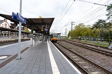 Einfahrende AVG-Stadtbahn in den Rastatter Bahnhof.