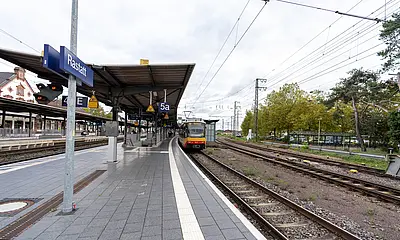 Einfahrende AVG-Stadtbahn in den Rastatter Bahnhof.