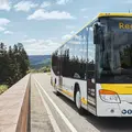 Ein bwegt-Regiobus fährt auf einer Landstraße entlang.