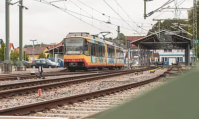 Eine AVG-Stadtbahn der Linie S32