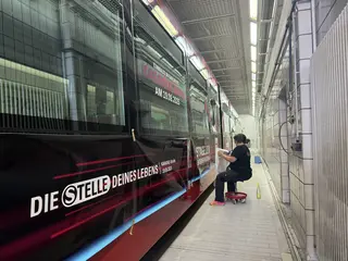 Die Folierung der VBK-Bahn wirbt für die Karaoke-Bahn am 19. September 2025.
