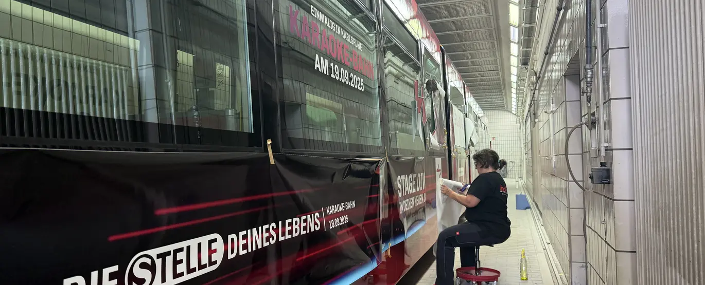 Die Folierung der VBK-Bahn wirbt für die Karaoke-Bahn am 19. September 2025.