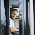 Ein KVV-Mitarbeiter sitzt in der Fahrerkabine.