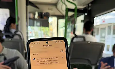 Eine Hand hält ein Handy auf dem der Swipe2Go mit der bislang verstrichenen Zeit anzeigt. 
