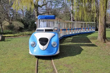 Die frisch restaurierte, blau-weiße Porsche-Lok der Karlsruher Schlossgartenbahn