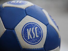 Ein blau-weißer Fußball mit KSC-Wappen
