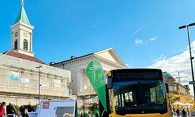 Karrierebus steht auf dem Karlsruher Marktplatz.