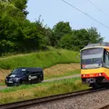 Das KVV.MyShuttle fährt neben einer KVV-Bahn.
