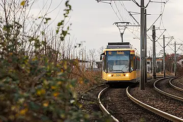 Stadtbhanlinie S2 fährt auf Gleisen.
