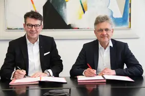 Das Foto zeigt Prof. Dr. Alexander Pischon (links) bei der Vertragsunterschrift im Karlsruher Rathaus. Neben im sitzt Karlsruhes Oberbürgermeister Dr. Frank Mentrup