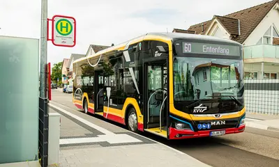Ein neuer E-Bus der Verkehrsbetriebe Karlsruhe beim Stop an einer Bushaltestelle