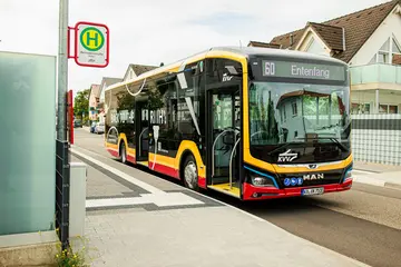 Ein neuer E-Bus der Verkehrsbetriebe Karlsruhe beim Stop an einer Bushaltestelle