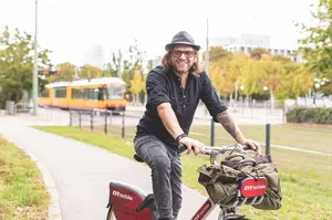 Mann fährt auf einem Next-Bike Fahrrad